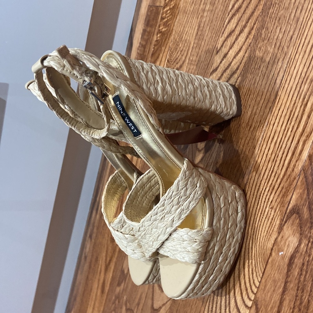 Nine West platforn heels size 8M Beige